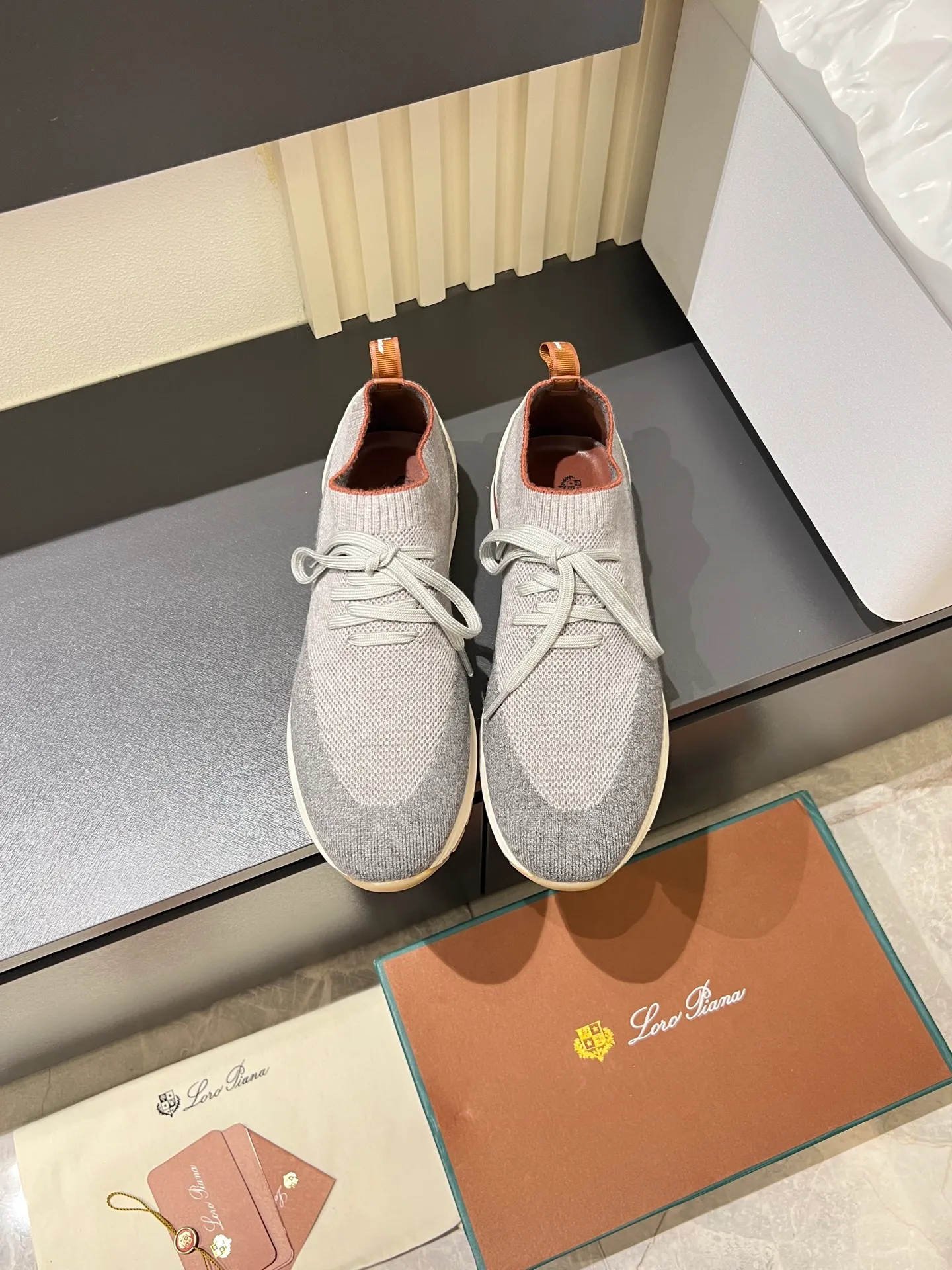 Men's Men's Shoes 💰p380 Loro Men's Shoes 💰piana/Noyo Piana 360 L Men's Shoes 💰p Flexy Walk Men's Sports Shoes These sports shoes are made of knitted wool uppers, and the heel is wrapped in smooth calf leather. Merino sheep are selected from Australia and New Zealand. The upper is machine-woven like a sweater, and then equipped with a white rubber outsole and a Kummel-colored sole. It is both beautiful and non-slip. The fabric is 100% cashmere and the insole is calf leather. It is super comfortable on the feet! Comes with full original packaging! Multiple colors available! Size: 38-44 (45 customized)